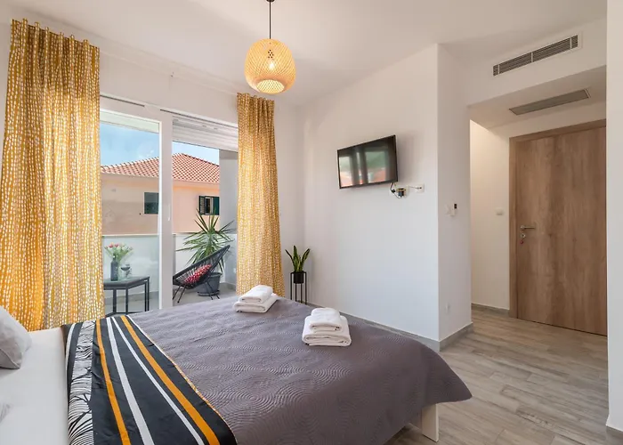 Luce アパート トロギール