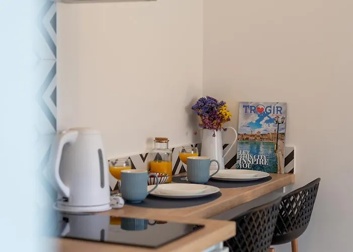 アパート Luce トロギール